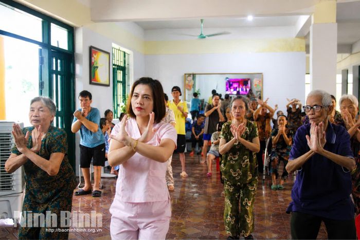 Cán bộ Trung tâm cùng các cụ tập dưỡng sinh.