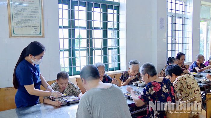 Cán bộ Trung tâm tận tình chăm sóc những mảnh đời yếu thế.
