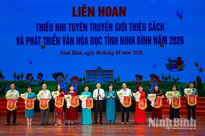 Đại diện lãnh đạo Sở Văn hóa và Thể thao, Sở Giáo dục và Đào tạo trao cờ lưu niệm cho các đội tham dự.