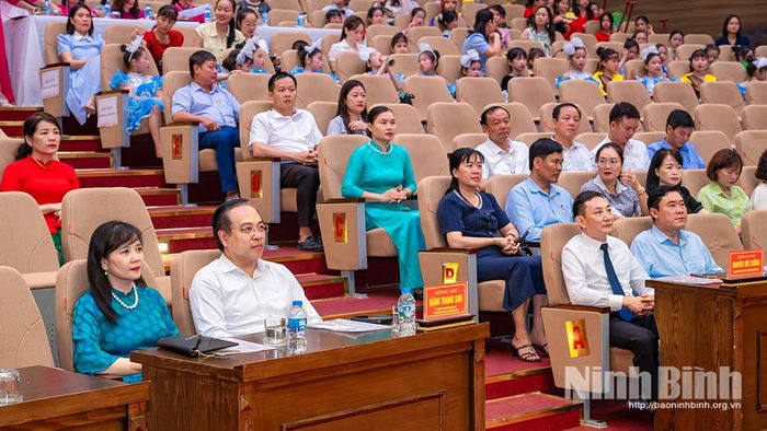 Các đại biểu dự chương trình.