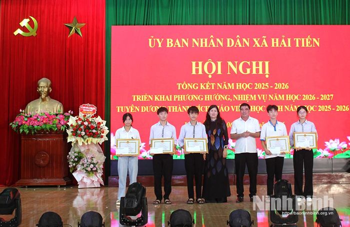 Lãnh đạo xã Hải Tiến tặng Giấy khen cho các học sinh có thành tích xuất sắc trong kỳ thi tuyển sinh lớp 10 THPT, năm học 2026-2027.