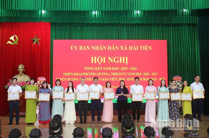 Lãnh đạo xã Hải Tiến tặng Giấy khen cho các cá nhân có thành tích xuất sắc trong năm học 2025-2026.