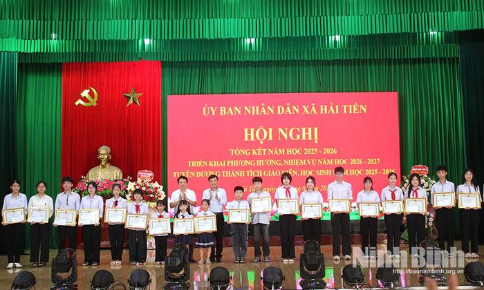 Lãnh đạo xã Hải Tiến tặng Giấy khen cho các học sinh có thành tích xuất sắc trong năm học 2025-2026.