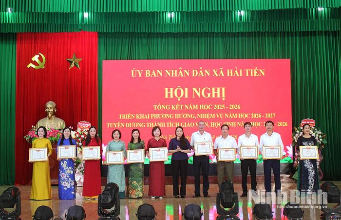 Lãnh đạo xã Hải Tiến trao tặng danh hiệu “Tập thể lao động tiên tiến” cho các tập thể có thành tích xuất sắc trong năm học 2025-2026.