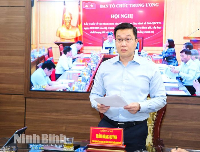 Đồng chí Trần Đăng Quỳnh, Ủy viên dự khuyết Trung ương Đảng, Phó Bí thư Thường trực Tỉnh ủy Ninh Bình phát biểu tại hội nghị.