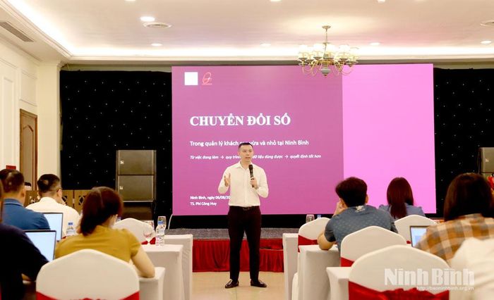 Tiến sỹ Phí Công Huy, chuyên gia công nghệ thông tin và thiết kế đa phương tiện truyền đạt kiến thức tại Lớp bồi dưỡng.