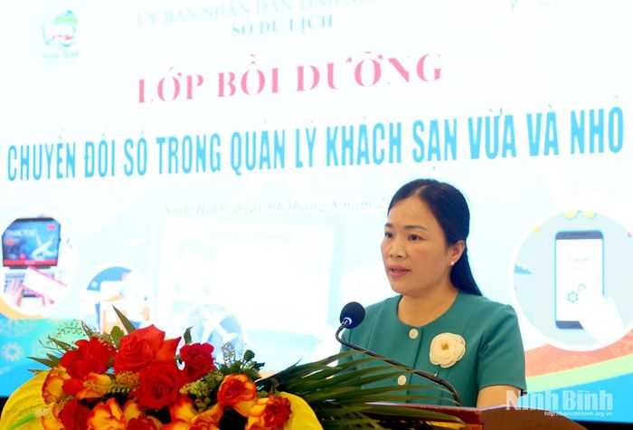Lãnh đạo Sở Du lịch phát biểu khai giảng.
