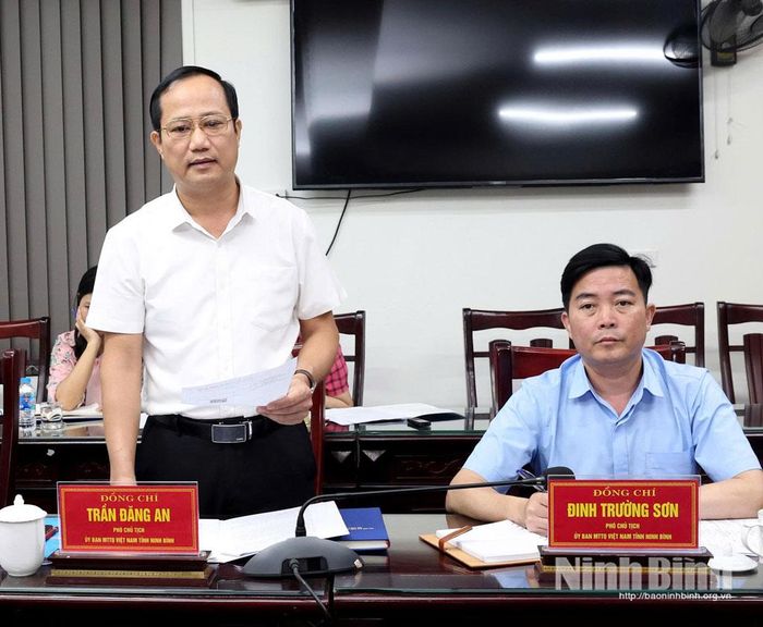 Đồng chí Phó Chủ tịch Ủy ban MTTQ Việt Nam tỉnh Trần Đăng An trình bày Tờ trình tại hội nghị.