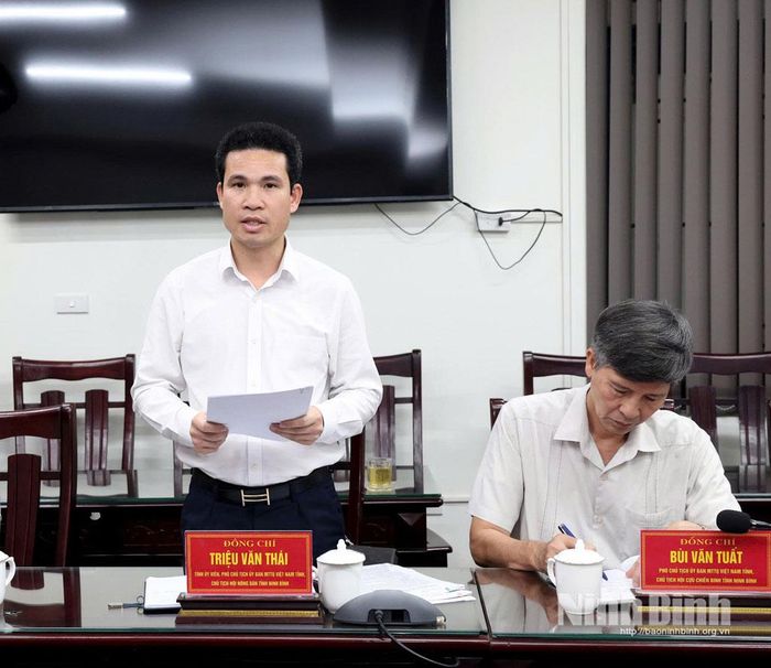 Đồng chí Chủ tịch Hội Nông dân tỉnh Triệu Văn Thái phát biểu tại hội nghị.