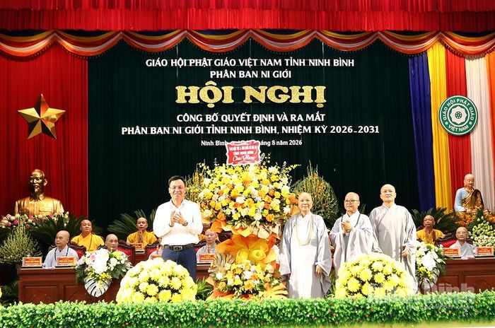 Lãnh đạo Ban Tôn giáo (Sở Nội vụ) tặng hoa chúc mừng Phân ban Ni giới Giáo hội Phật giáo Việt Nam tỉnh Ninh Bình, nhiệm kỳ 2026-2031.