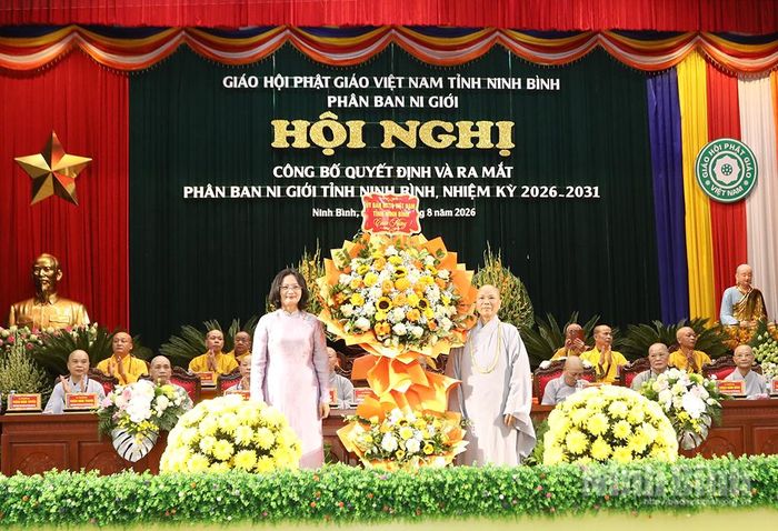 Lãnh đạo Ủy ban MTTQ Việt Nam tỉnh tặng hoa chúc mừng Phân ban Ni giới Giáo hội Phật giáo Việt Nam tỉnh Ninh Bình, nhiệm kỳ 2026-2031.