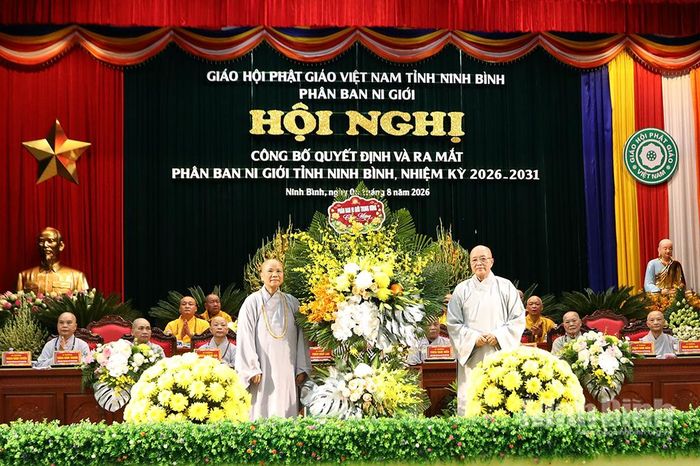 Đại diện Ban Thường trực Phân ban Ni giới Trung ương Giáo hội Phật giáo Việt Nam tặng lẵng hoa tươi thắm chúc mừng.