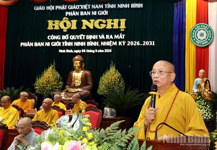 Hòa thượng Thích Quảng Hà, Trưởng Ban Trị sự Giáo hội Phật giáo Việt Nam tỉnh Ninh Bình phát biểu tại hội nghị.