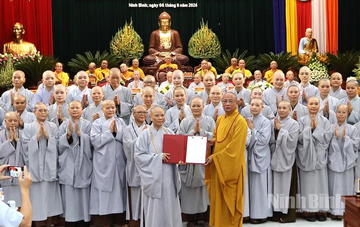 Hòa thượng Thích Quảng Hà, Trưởng Ban Trị sự Giáo hội Phật giáo Việt Nam tỉnh Ninh Bình trao Quyết định cho Phân ban Ni giới Giáo hội Phật giáo Việt Nam tỉnh Ninh Bình, nhiệm kỳ 2026-2031.