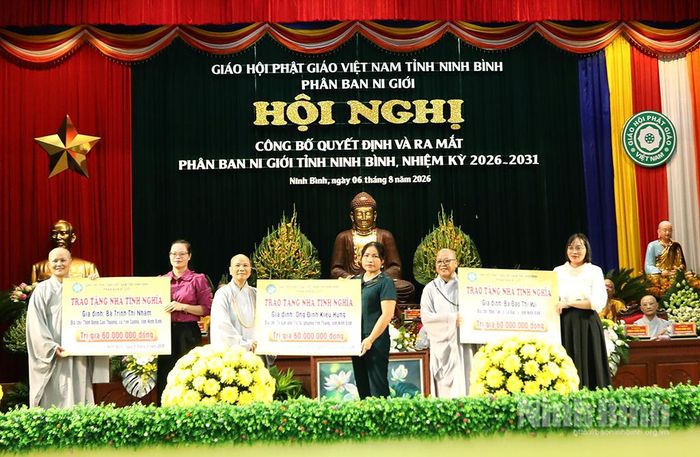 Phân ban Ni giới Giáo hội Phật giáo Việt Nam tỉnh Ninh Bình trao kinh phí hỗ trợ xây dựng Nhà tình nghĩa cho 3 hộ gia đình có hoàn cảnh khó khăn trên địa bàn tỉnh.
