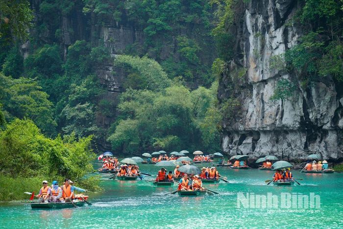 Số lượng khách du lịch đến với Ninh Bình tăng mạnh trong thời gian gần đây. Ảnh: Ngọc Linh