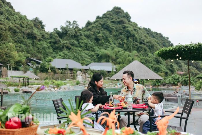Không gian nghỉ dưỡng hòa mình với thiên nhiên tại các homestay đem lại sự gắn kết, ấm cúng cho du khách, đòi hỏi đội ngũ làm dịch vụ phải không ngừng hoàn thiện kỹ năng phục vụ. Ảnh: Ngọc Linh