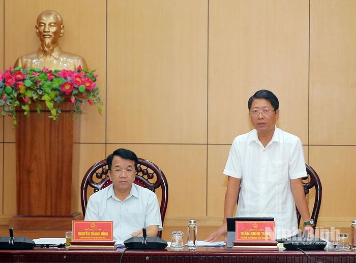 Đồng chí Trần Song Tùng, Ủy viên Ban Thường vụ Tỉnh ủy, Phó Chủ tịch Thường trực UBND tỉnh phát biểu tại hội nghị.