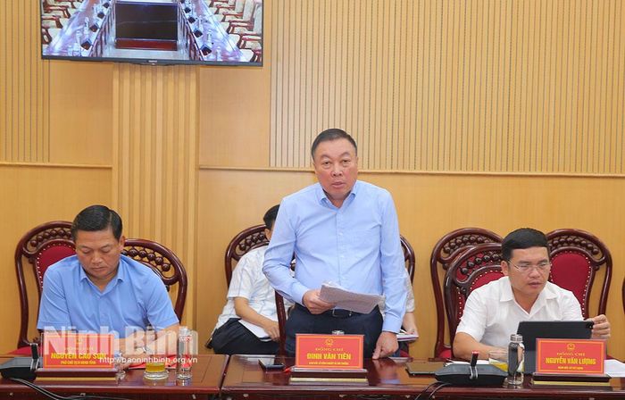 Đồng chí Đinh Văn Tiên, Ủy viên Ban Thường vụ Tỉnh ủy, Giám đốc Sở Nông nghiệp và Môi trường phát biểu tại hội nghị.
