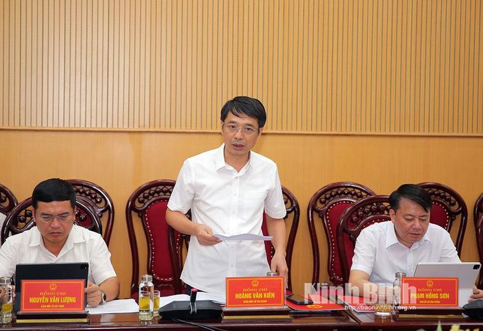Đồng chí Hoàng Văn Kiên, Tỉnh ủy viên, Giám đốc Sở Tài chính báo cáo tiến độ giải ngân vốn đầu tư công và thu tiền sử dụng đất năm 2026 tại hội nghị.