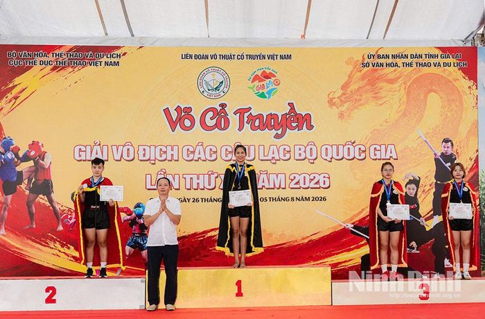 Vận động viên Đặng Huyền Trang nhận Huy chương Vàng nội dung đối kháng, hạng cân 57kg nữ.