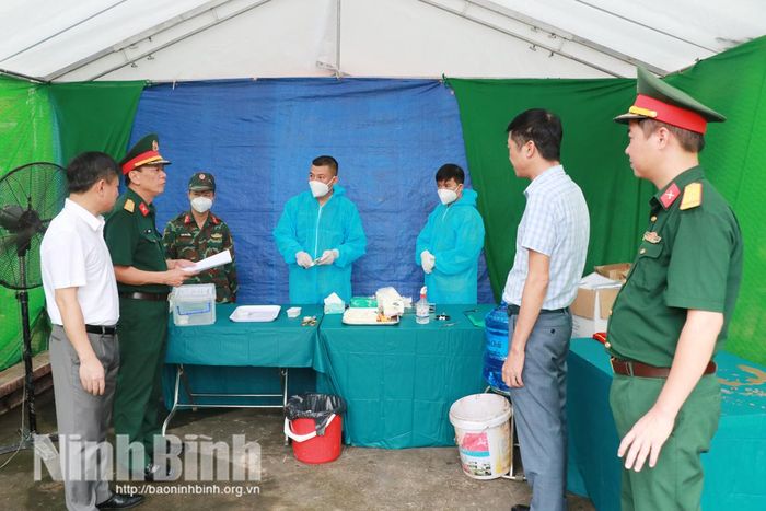 Đoàn công tác Bộ Chỉ huy Quân sự tỉnh Ninh Bình kiểm tra công tác lấy mẫu hài cốt liệt sĩ phục vụ giám định ADN tại Nghĩa trang liệt sĩ xã Cát Thành.