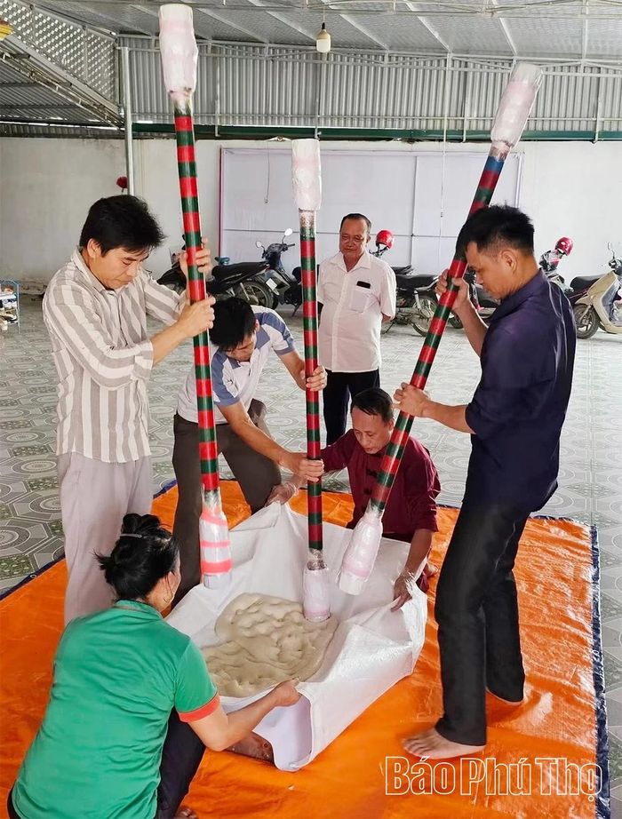 Người dân Thượng Long gìn giữ kỹ thuật giã bánh giầy truyền thống, góp phần tạo thêm chất liệu phát triển du lịch cộng đồng.