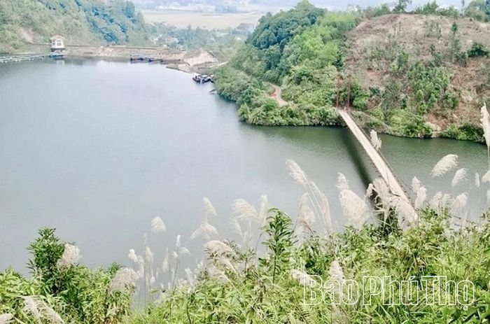 Cầu treo bắc qua eo hồ là điểm nhấn trong cảnh quan Hồ Ly.