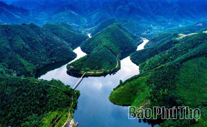 Hồ Ly được bao quanh bởi núi rừng, tạo lợi thế phát triển du lịch sinh thái ở Thượng Long.