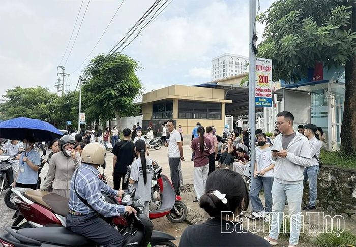 Những tấm biển thông báo tuyển lao động thường xuyên xuất hiện trước nhiều khu công nghiệp trên địa bàn tỉnh.