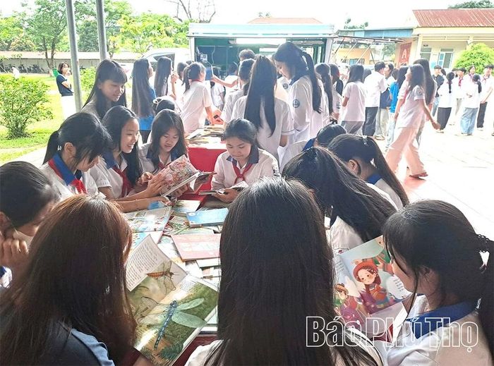Xe lưu động của Thư viện tỉnh phục vụ học sinh tại các điểm trường trên địa bàn tỉnh.