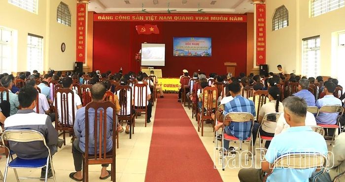 Người dân được xem các đoạn video ghi lại những vụ tai nạn và tình huống giao thông thực tế tại buổi tuyên truyền.
