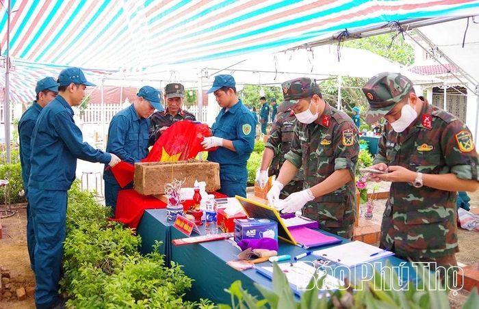 Các lực lượng phối hợp tiến hành lấy mẫu.