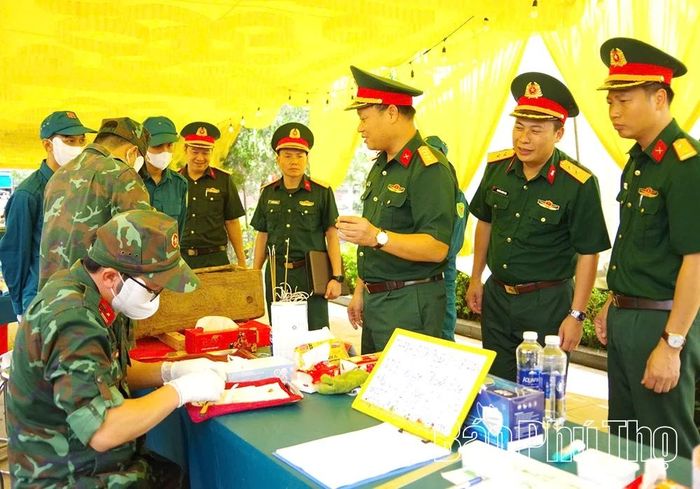 Đại tá Bùi Văn Mai, Phó Chỉ huy trưởng, Tham mưu trưởng Bộ CHQS tỉnh kiểm tra, thăm hỏi, động viên lực lượng lấy mẫu.
