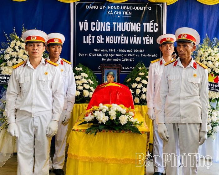 Nghi thức phủ Quốc kỳ cho hài cốt liệt sĩ Nguyễn Văn Yến.