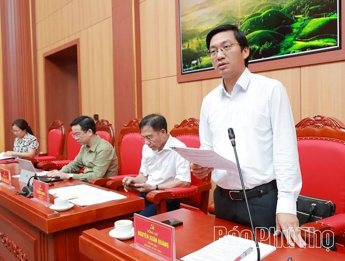 Lãnh đạo Sở Xây dựng báo cáo một số nội dung thuộc lĩnh vực giao thông.