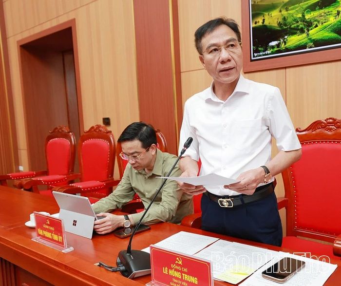 Lãnh đạo Sở Y tế báo cáo các nội dung liên quan đến lĩnh vực y tế.