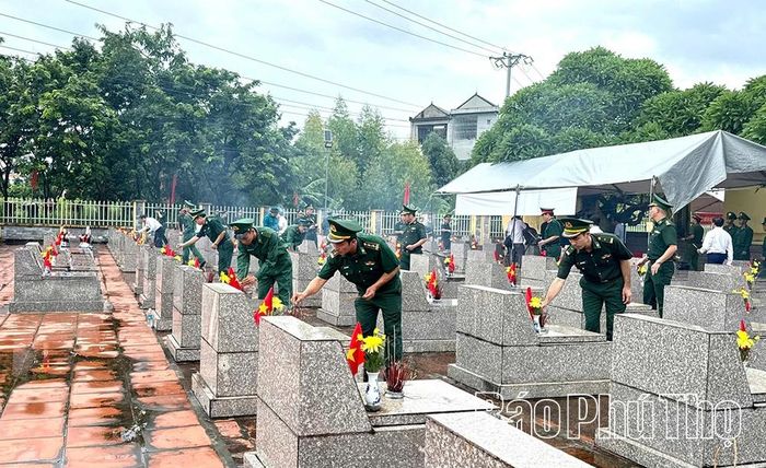 Cán bộ, chiến sĩ Trung tâm Huấn luyện bộ đội Biên phòng thắp hương các phần mộ liệt sĩ.
