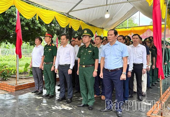 Các đại biểu tham dự lễ dâng hương tại Nghĩa trang Liệt sĩ Thái Hòa.