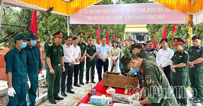Cán bộ, đảng viên và Nhân dân theo dõi quá trình lấy mẫu ADN hài cốt liệt sĩ.