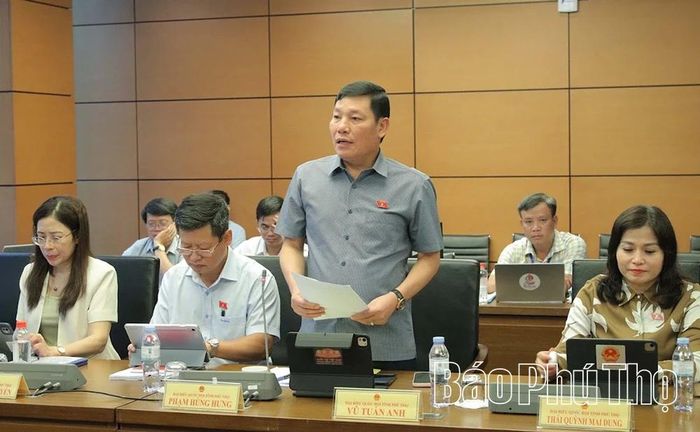Đại biểu Quốc hội tỉnh Phú Thọ Phạm Hùng Hưng thảo luận ở tổ.