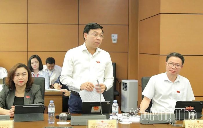 Đại biểu Quốc hội tỉnh Phú Thọ Nguyễn Văn Mạnh thảo luận ở tổ.