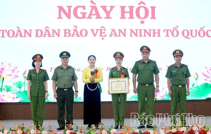Thừa ủy quyền, đồng chí Bùi Thị Nhâm - Bí thư Đảng ủy, Chủ tịch HĐND phường Tân Hòa trao Bằng khen của UBND tỉnh cho Công an phường Tân Hòa.