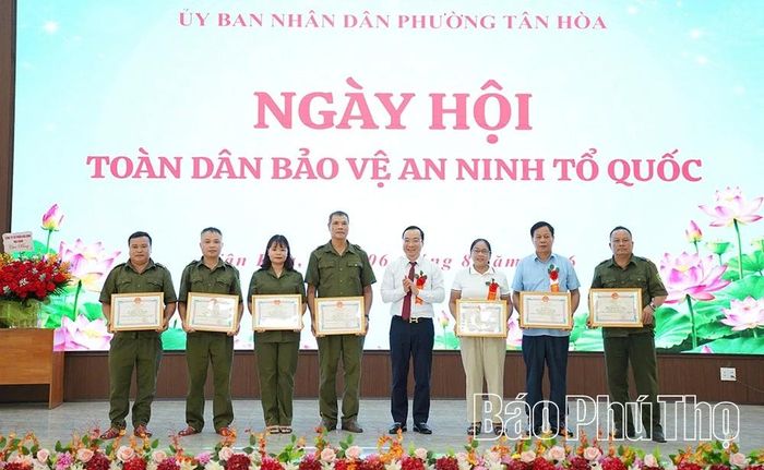 UBND phường Tân Hòa khen thưởng các cá nhân có thành tích xuất sắc trong phong trào Toàn dân bảo vệ an ninh Tổ quốc.