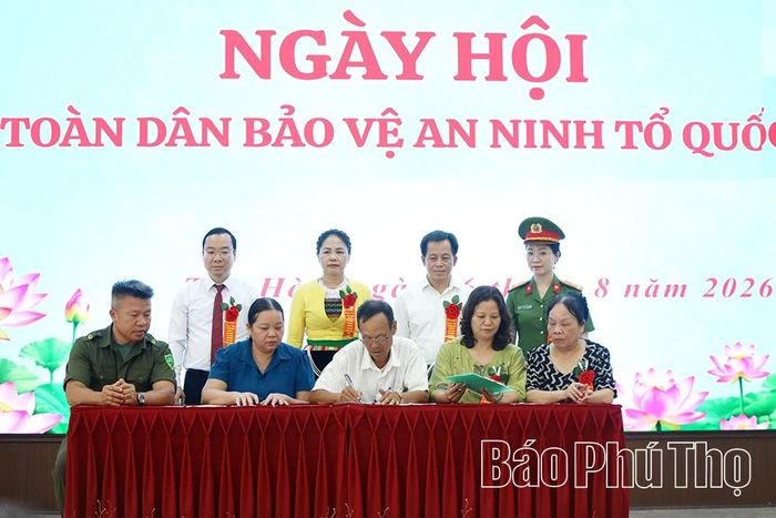 Các đại biểu ký giao ước thi đua thực hiện phong trào Toàn dân bảo vệ an ninh Tổ quốc.