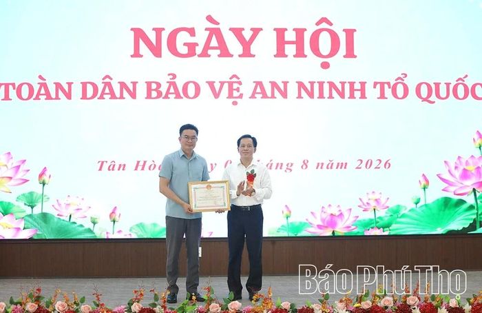 Lãnh đạo UBND phường Tân Hòa trao Giấy khen tập thể xuất sắc trong phong trào Toàn dân bảo vệ an ninh Tổ quốc cho Trường Phổ thông Dân tộc nội trú THPT Hòa Bình.
