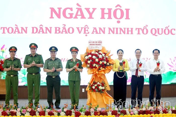 Đảng ủy, HĐND, UBND, Ủy ban MTTQ phường tặng hoa chúc mừng lực lượng Công an nhân dân tại ngày hội.