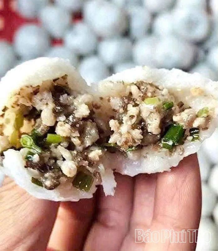 Bánh hòn - món ăn dân dã hấp dẫn của chợ Nú mỗi phiên họp.