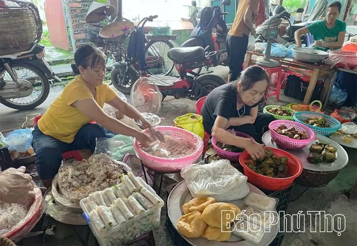 Chị Nguyễn Thị Huyền gắn bó nhiều năm với nghề bán bún và các loại bánh tại chợ Nú.