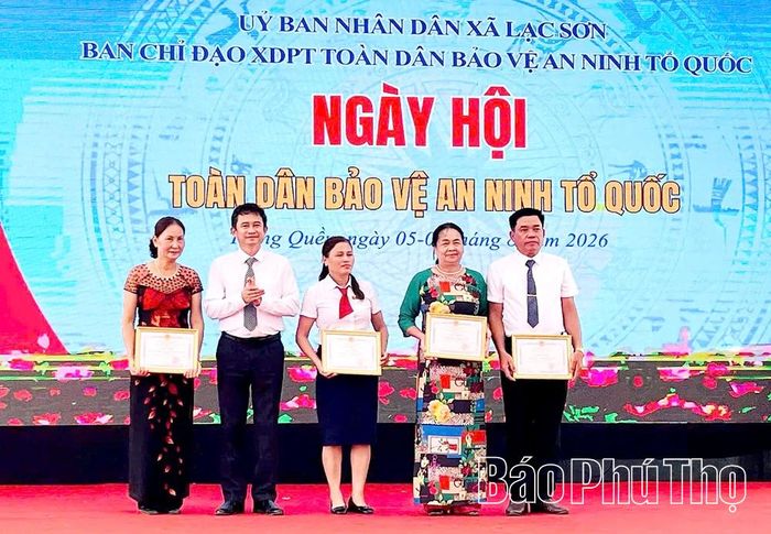 Lãnh đạo xã Lạc Sơn trao Giấy khen cho các tập thể, cá nhân có thành tích xuất sắc trong phong trào Toàn dân bảo vệ an ninh Tổ quốc.